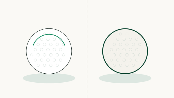 To golfballer side om side som illustrerer urethane- og surlynskall